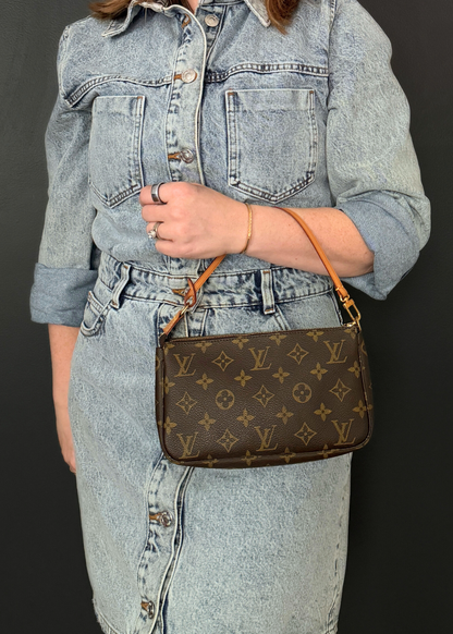 LOUIS VUITTON POCHETTE